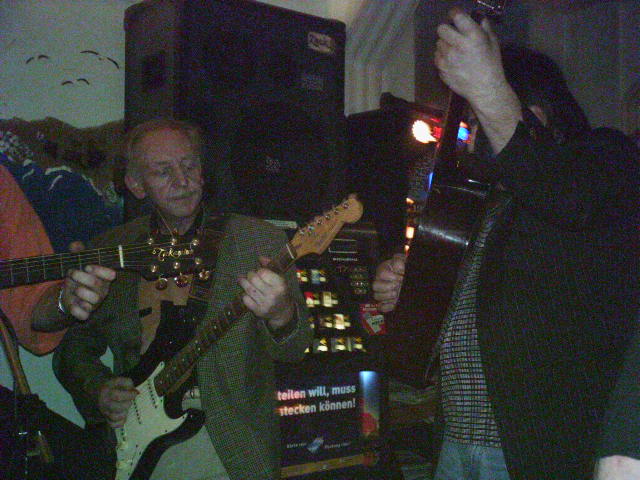 Ray Speedy and Gerd rock out their guitars!